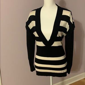 V neckline long sleeve sweater